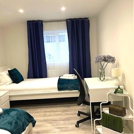 2 Bedroom Serviced Apartment # London Eksteriør billede