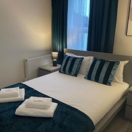 2 Bedroom Serviced Apartment # London Eksteriør billede