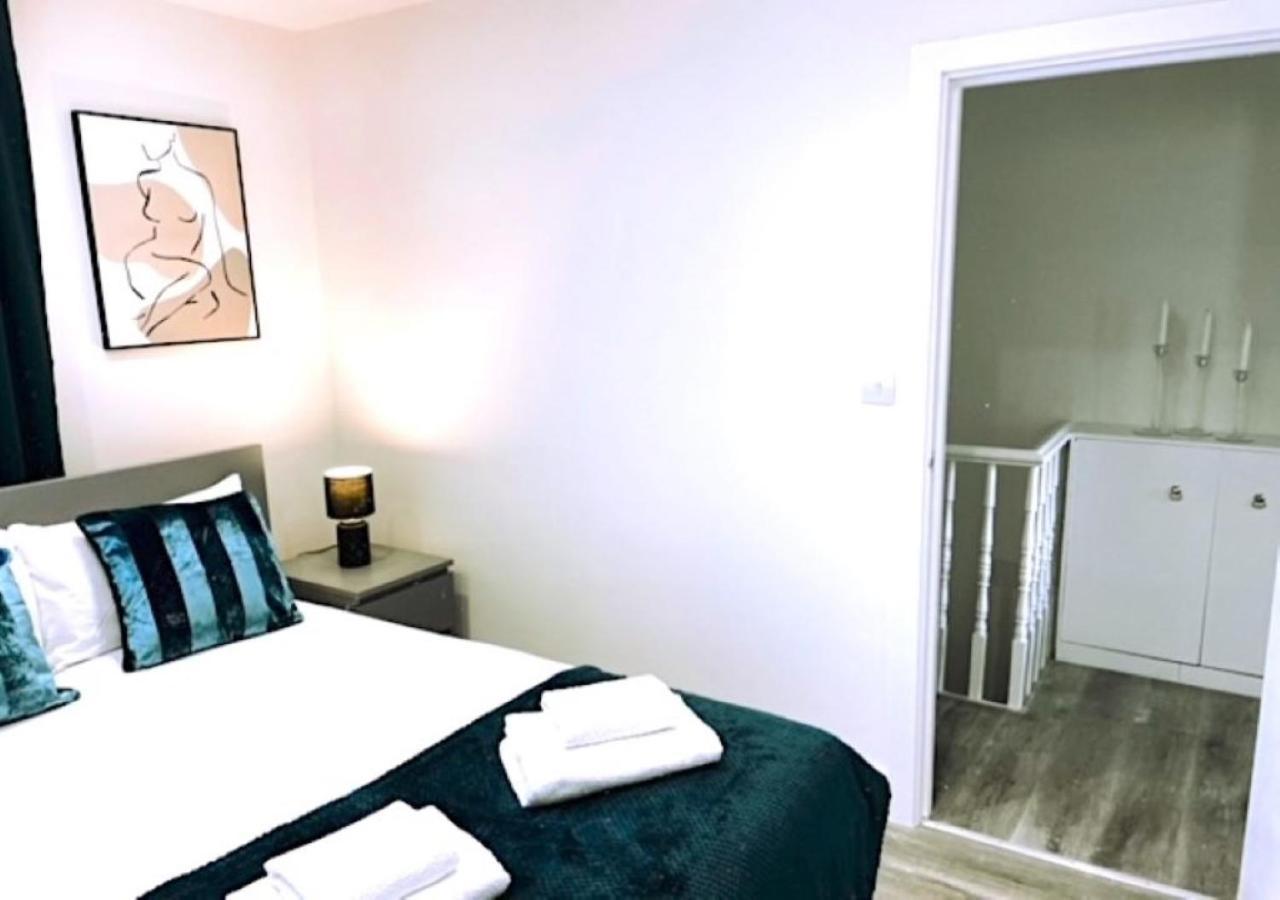 2 Bedroom Serviced Apartment # London Eksteriør billede