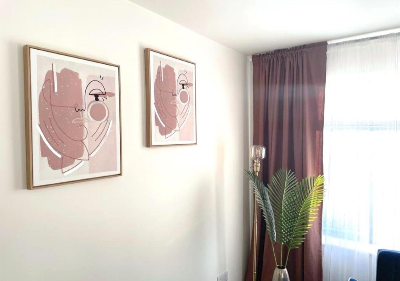 2 Bedroom Serviced Apartment # London Eksteriør billede