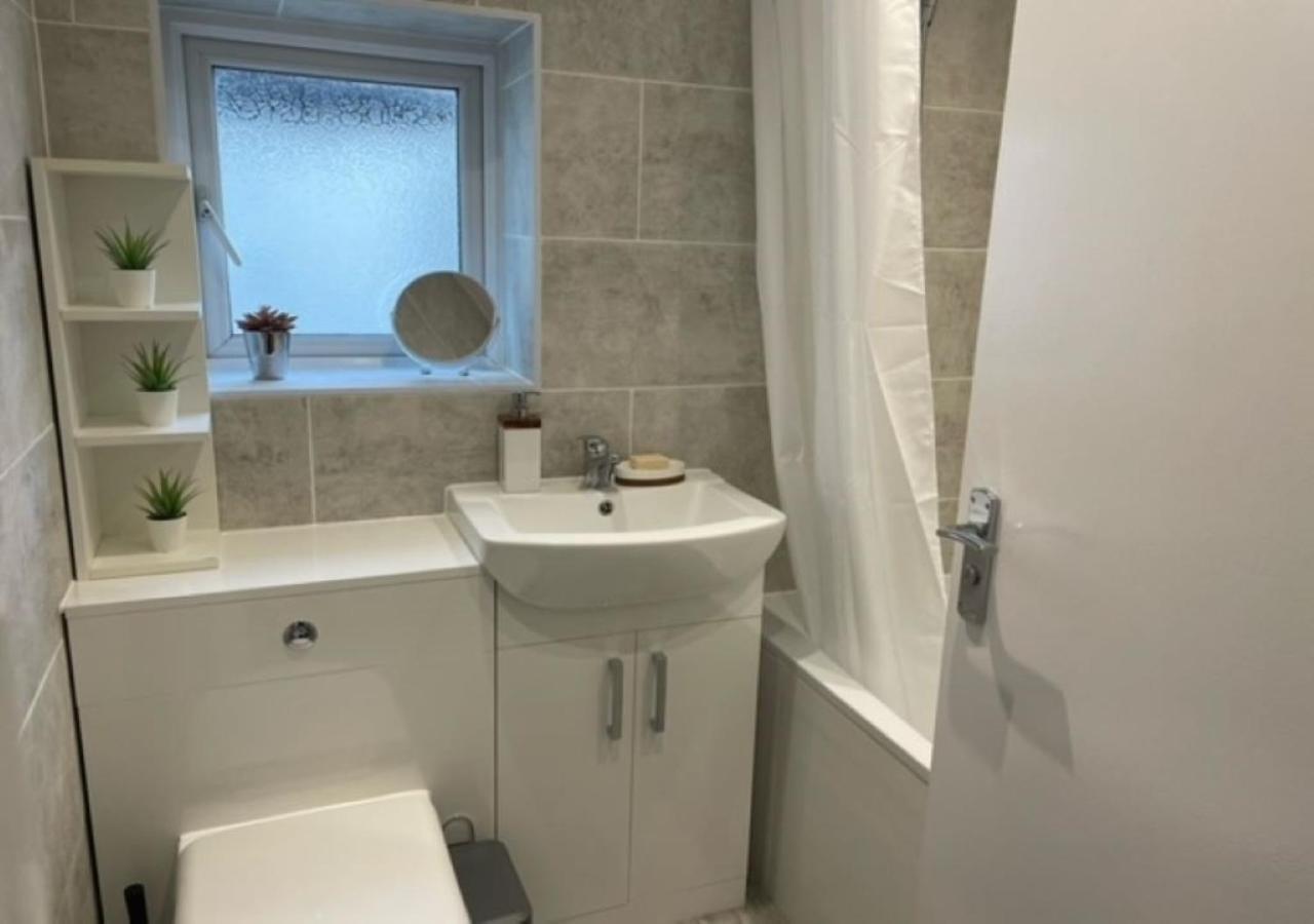 2 Bedroom Serviced Apartment # London Eksteriør billede